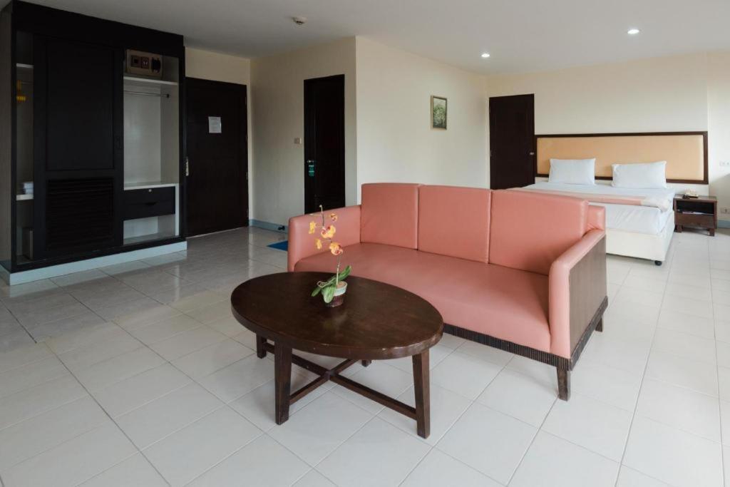 Nice Beach Hotel Rayong Exterior photo